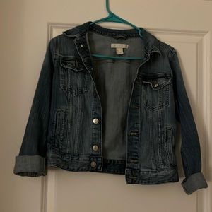 I am selling this jacket because it’s too small on my arms